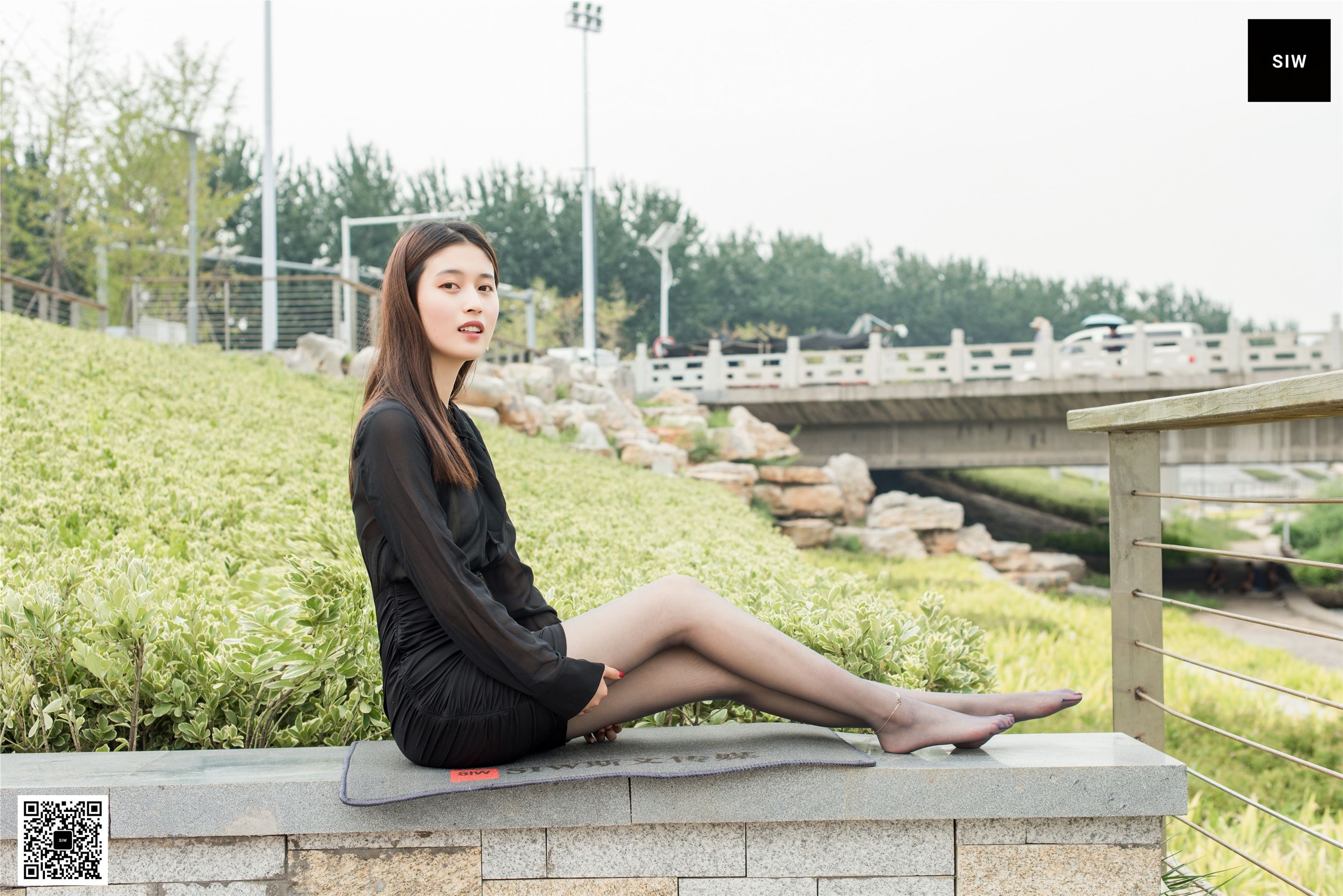 SIW斯文传媒 049 黑色薄纱长袖挂脖丝带连衣裙 - 甄真